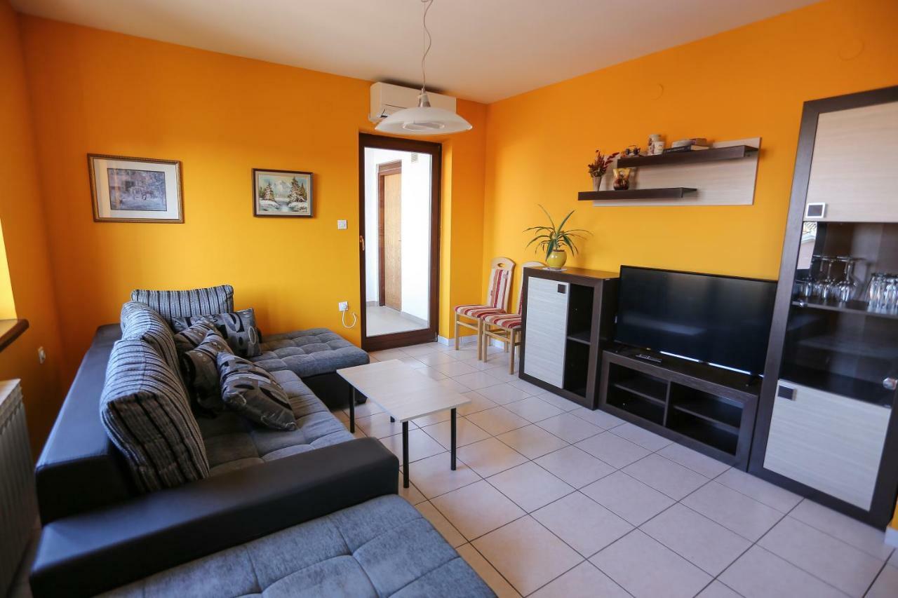Apartment Sunny Place Pula Bagian luar foto